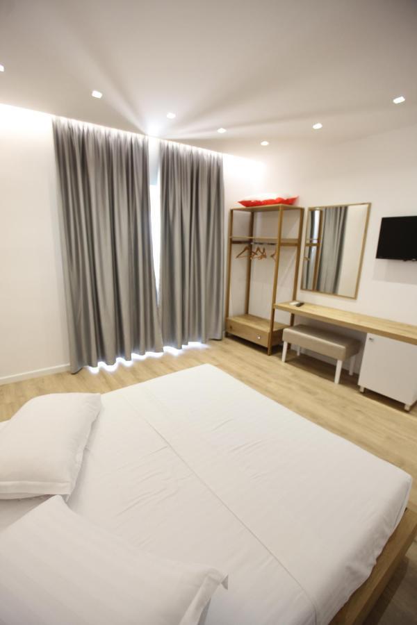 Sea Breeze Villa Sarandë Esterno foto