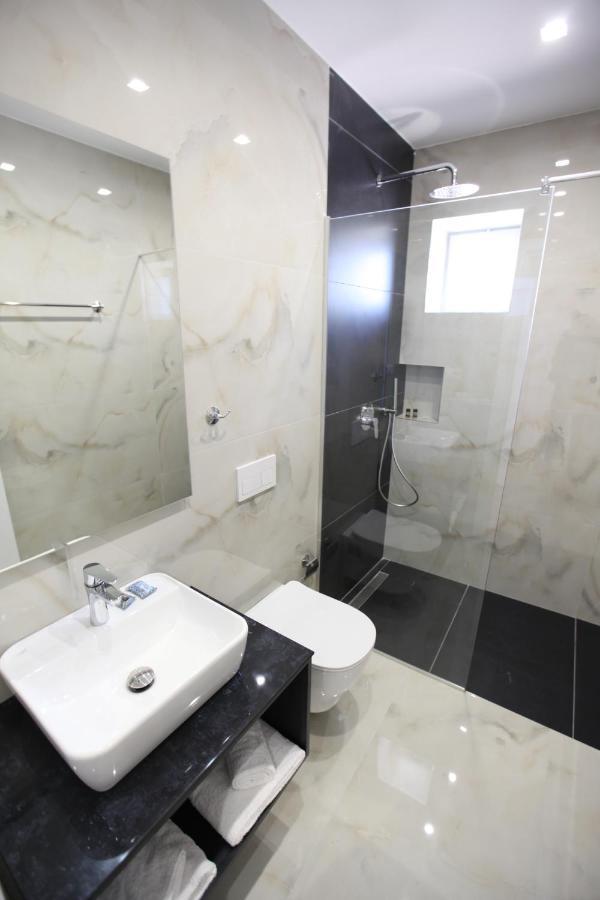 Sea Breeze Villa Sarandë Esterno foto