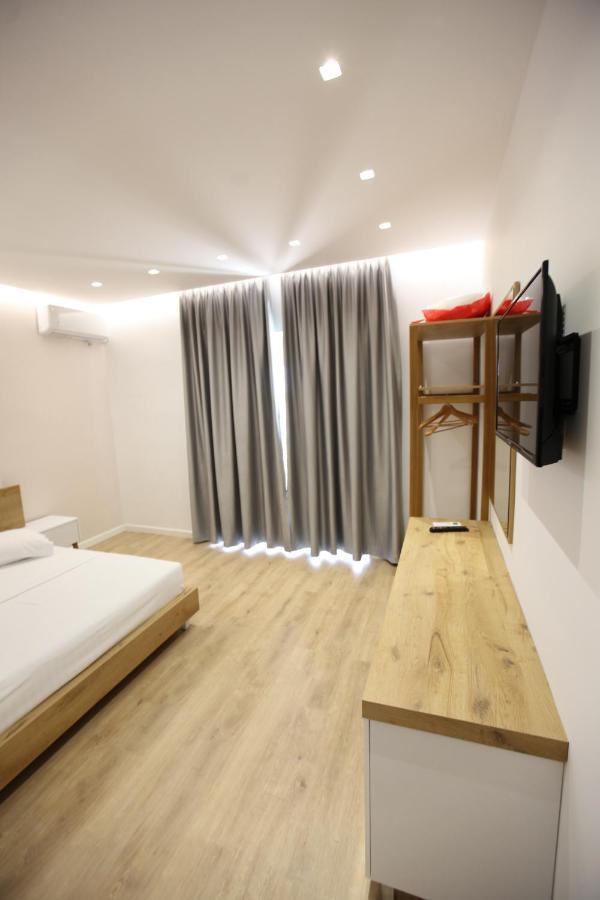 Sea Breeze Villa Sarandë Esterno foto