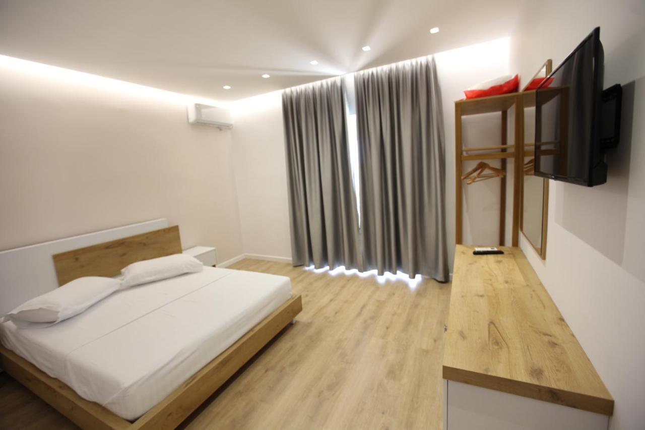 Sea Breeze Villa Sarandë Esterno foto