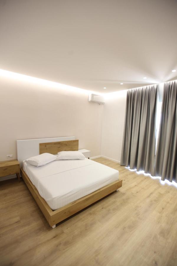 Sea Breeze Villa Sarandë Esterno foto