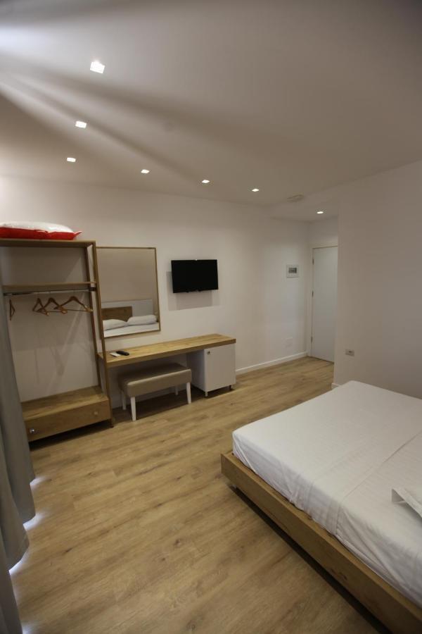Sea Breeze Villa Sarandë Esterno foto