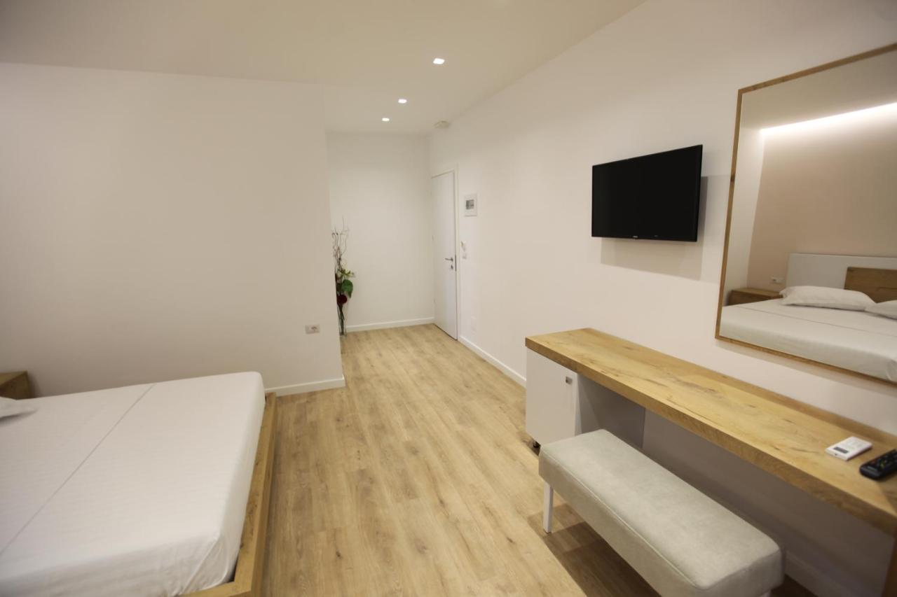 Sea Breeze Villa Sarandë Esterno foto
