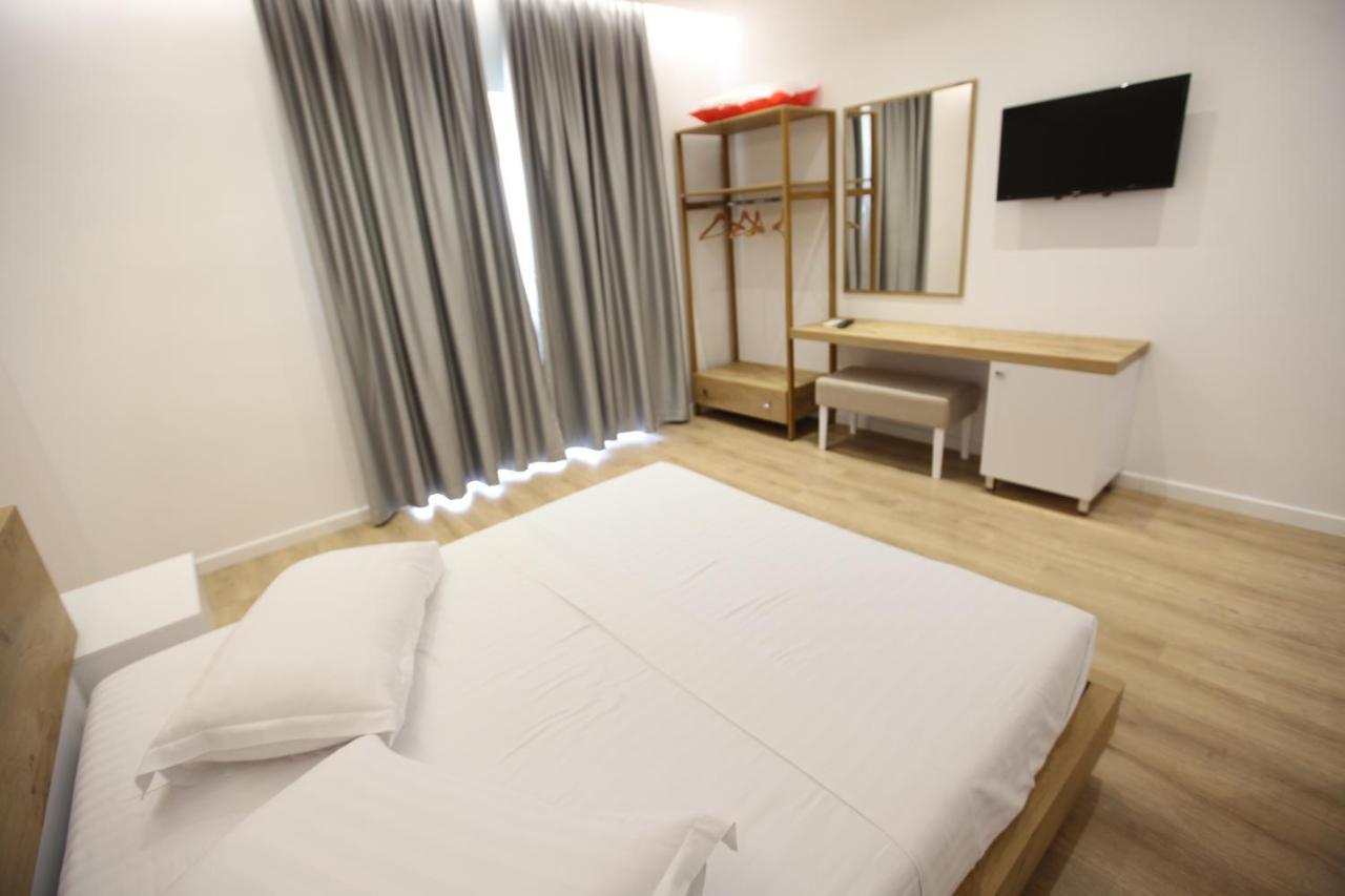 Sea Breeze Villa Sarandë Esterno foto