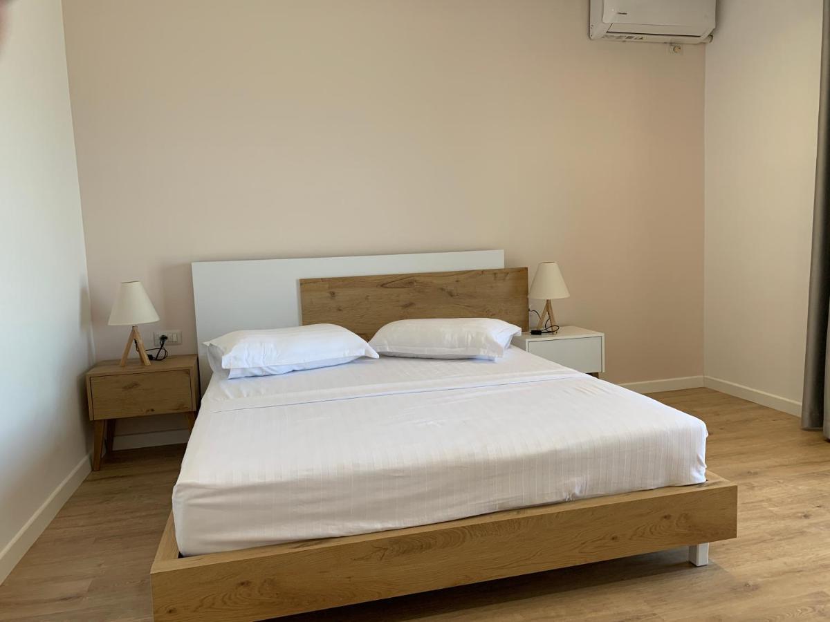 Sea Breeze Villa Sarandë Esterno foto
