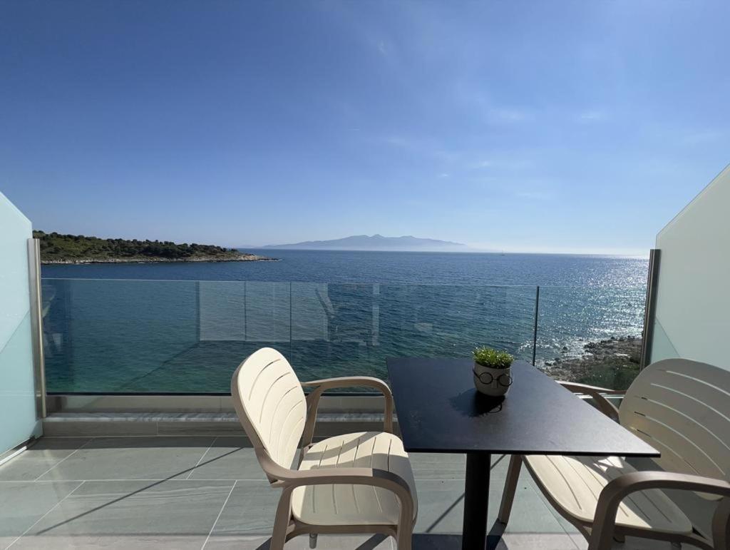 Sea Breeze Villa Sarandë Esterno foto