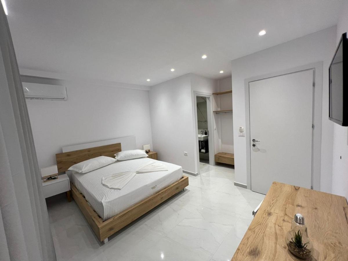 Sea Breeze Villa Sarandë Esterno foto