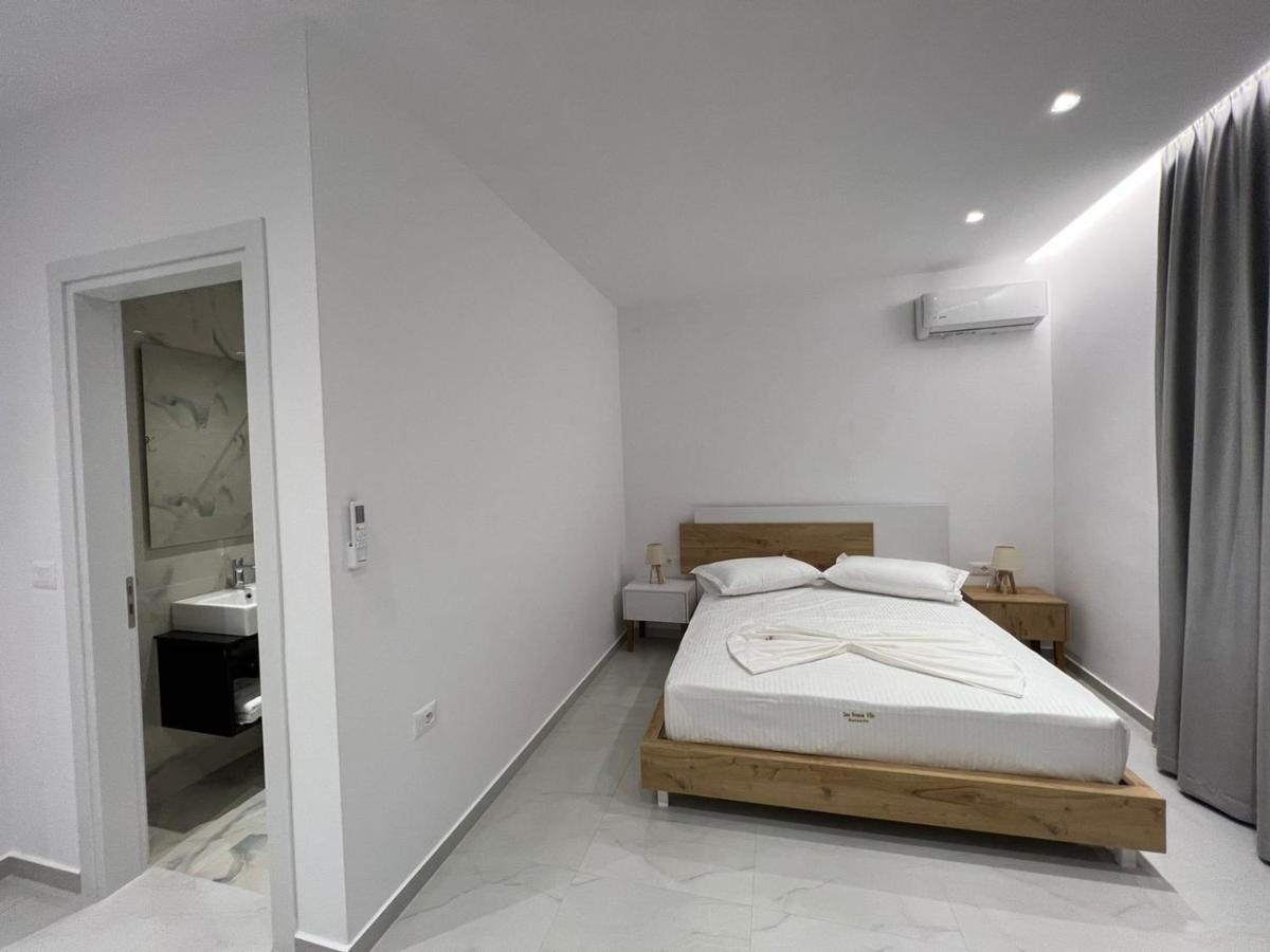 Sea Breeze Villa Sarandë Esterno foto