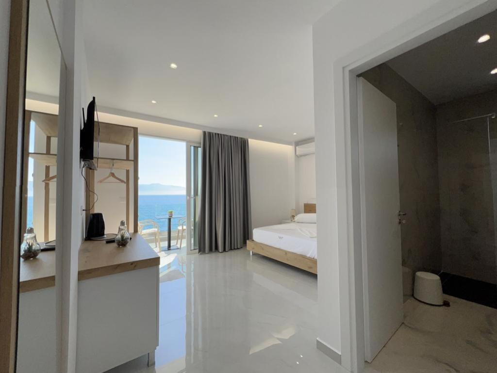 Sea Breeze Villa Sarandë Esterno foto