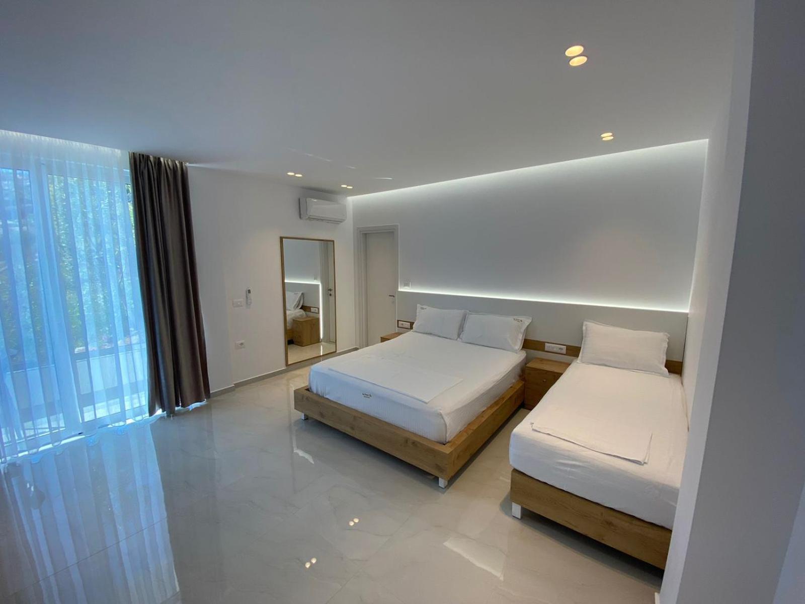 Sea Breeze Villa Sarandë Esterno foto