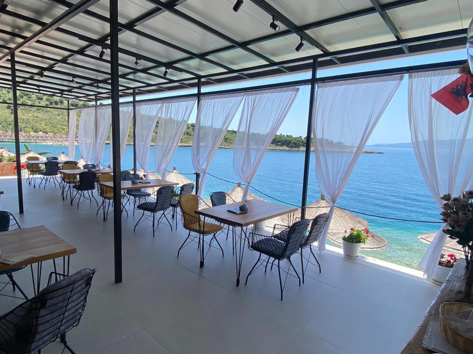 Sea Breeze Villa Sarandë Esterno foto
