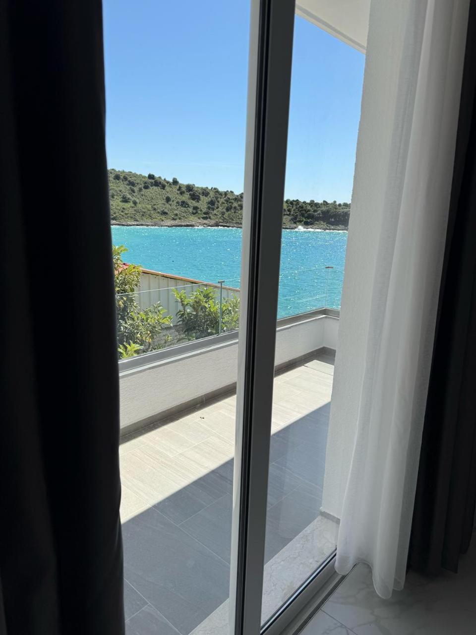 Sea Breeze Villa Sarandë Esterno foto