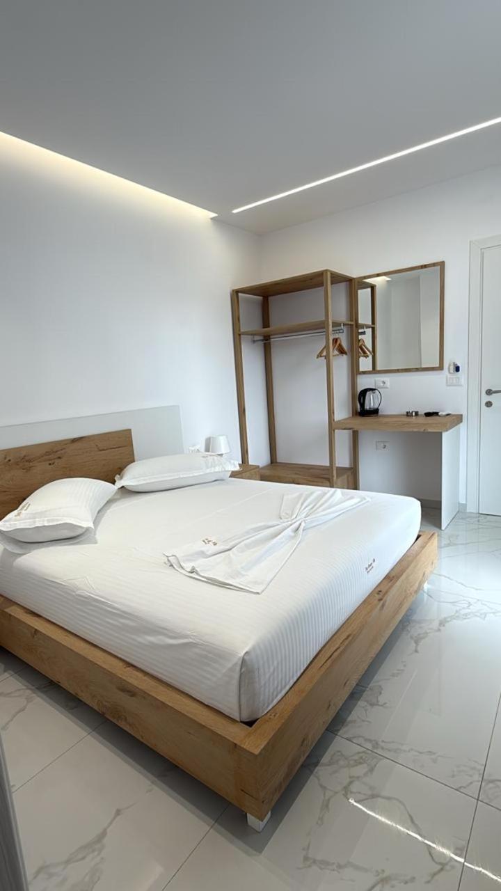 Sea Breeze Villa Sarandë Esterno foto