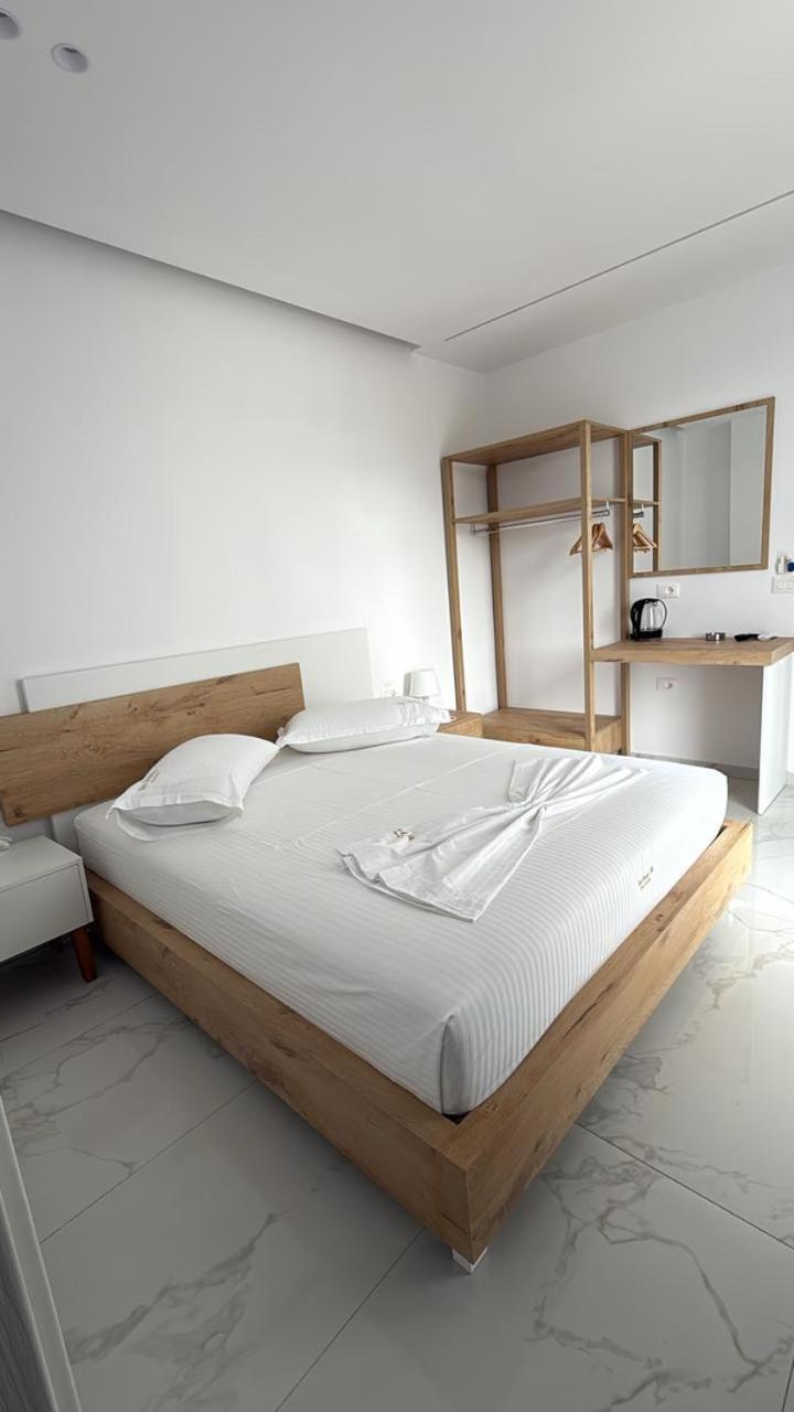 Sea Breeze Villa Sarandë Esterno foto