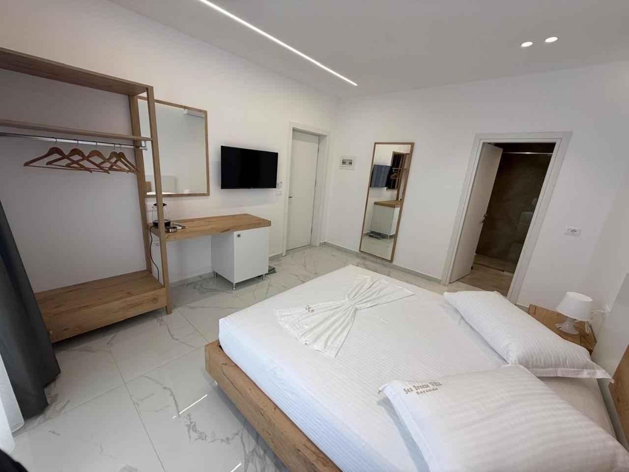 Sea Breeze Villa Sarandë Esterno foto