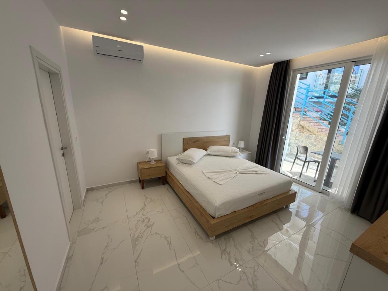 Sea Breeze Villa Sarandë Esterno foto