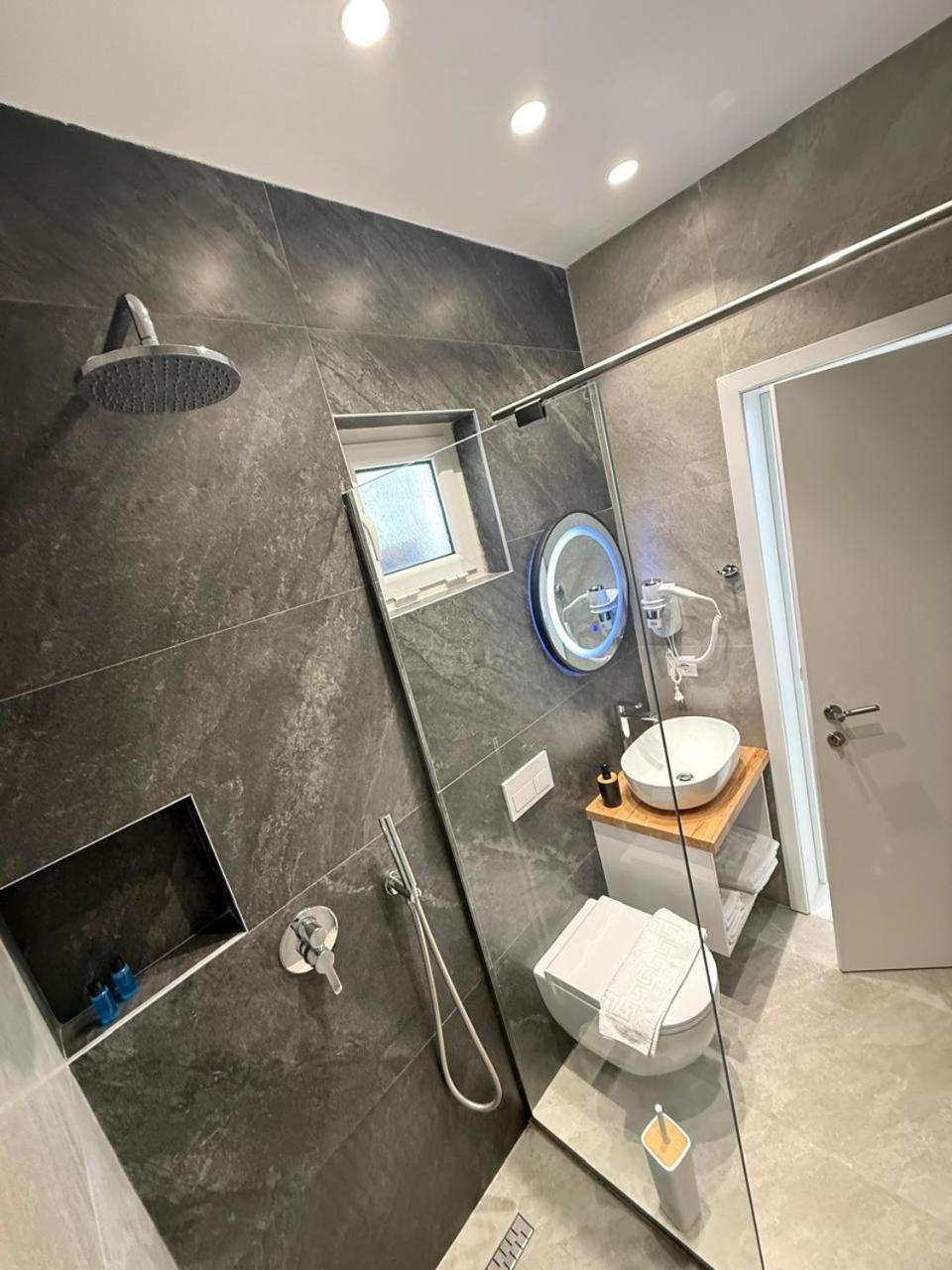 Sea Breeze Villa Sarandë Esterno foto