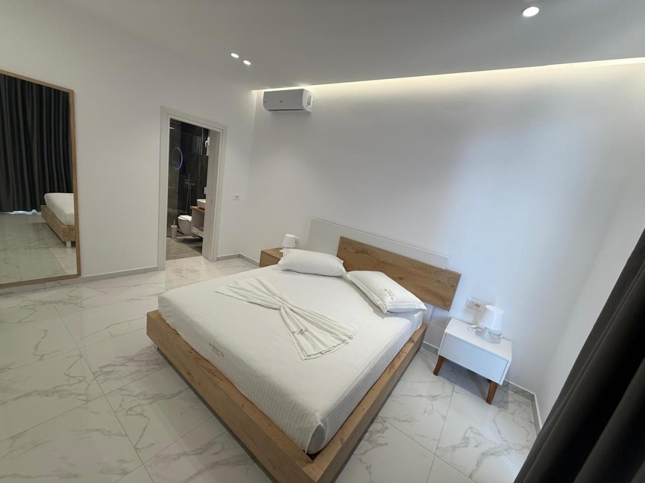Sea Breeze Villa Sarandë Esterno foto