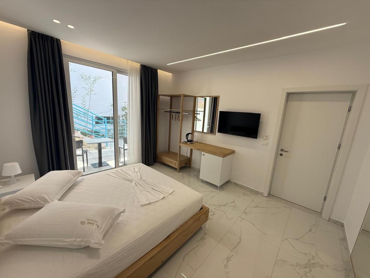 Sea Breeze Villa Sarandë Esterno foto